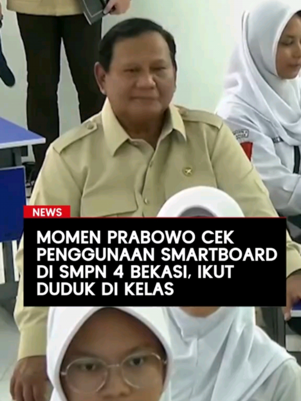 Momen Prabowo Cek Smartboard di SMPN 4 Bekasi,Ikut Duduk di Kelas #prabowo #smartboard #smpn4bekasi #viral #fyp 