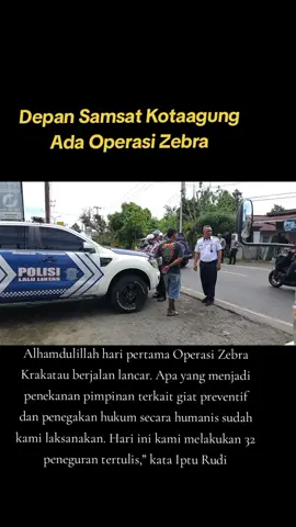 Depan Samsat Kotaagung Ada Operasi Zebra Tanggamus - Hari pertama pelaksanaan Operasi Zebra Krakatau 2025 di wilayah hukumnya, Polres Tanggamus langsung bergerak melaksanakan penertiban di Jalan Lintas Barat, Samsat Kota Agung, Senin 17 November 2025. Dalam kegiatan itu, jajaran Satlantas bersama Dishub Tanggamus melakukan kegiatan preventif serta penegakan hukum secara humanis sesuai arahan pimpinan. Kegiatan difokuskan pada sosialisasi, pengaturan, dan peneguran terhadap pengendara yang belum mematuhi aturan lalu lintas. Kasat Lantas Polres Tanggamus, Iptu Rudi Khisbiyantoro, S.Pd., M.H., mengatakan bahwa pada hari pertama pihaknya telah memberikan 32 peneguran tertulis kepada pengendara yang melakukan pelanggaran. “Alhamdulillah hari pertama Operasi Zebra Krakatau berjalan lancar. Apa yang menjadi penekanan pimpinan terkait giat preventif dan penegakan hukum secara humanis sudah kami laksanakan. Hari ini kami melakukan 32 peneguran tertulis,” kata Iptu Rudi mewakili Kapolres Tanggamus AKBP Rahmad Sujatmiko, S.I.K., M.H. Iptu Rudi menyebut, peneguran tertulis diberikan karena sebagian masyarakat dinilai masih kurang memahami aturan berlalu lintas. Selain itu, Satlantas juga melakukan sosialisasi tata tertib berkendara yang baik dan benar. “Yang melanggar kita berikan peneguran tertulis terlebih dahulu. Namun jika ditemukan pelanggaran yang dapat menyebabkan kecelakaan lalu lintas, tentu akan kami tindak dengan tilang,” tegasnya. Kasat menambahkan, Operasi Zebra Krakatau 2025 digelar serentak pada 17–30 November 2025, dengan fokus preemtif, preventif, dan represif secara humanis.  Kesempatan itu, Iptu Rudi  mengimbau masyarakat Tanggamus untuk tertib berlalu lintas serta taat pajak kendaraan. “Saya mengimbau masyarakat agar mematuhi aturan lalu lintas yang berlaku dan taat pajak demi keselamatan bersama,” tutupnya. (*) #raziakendaraan  #kotaagung  #tanggamus_lampung  #polisi  #pyfツviral_❤ 