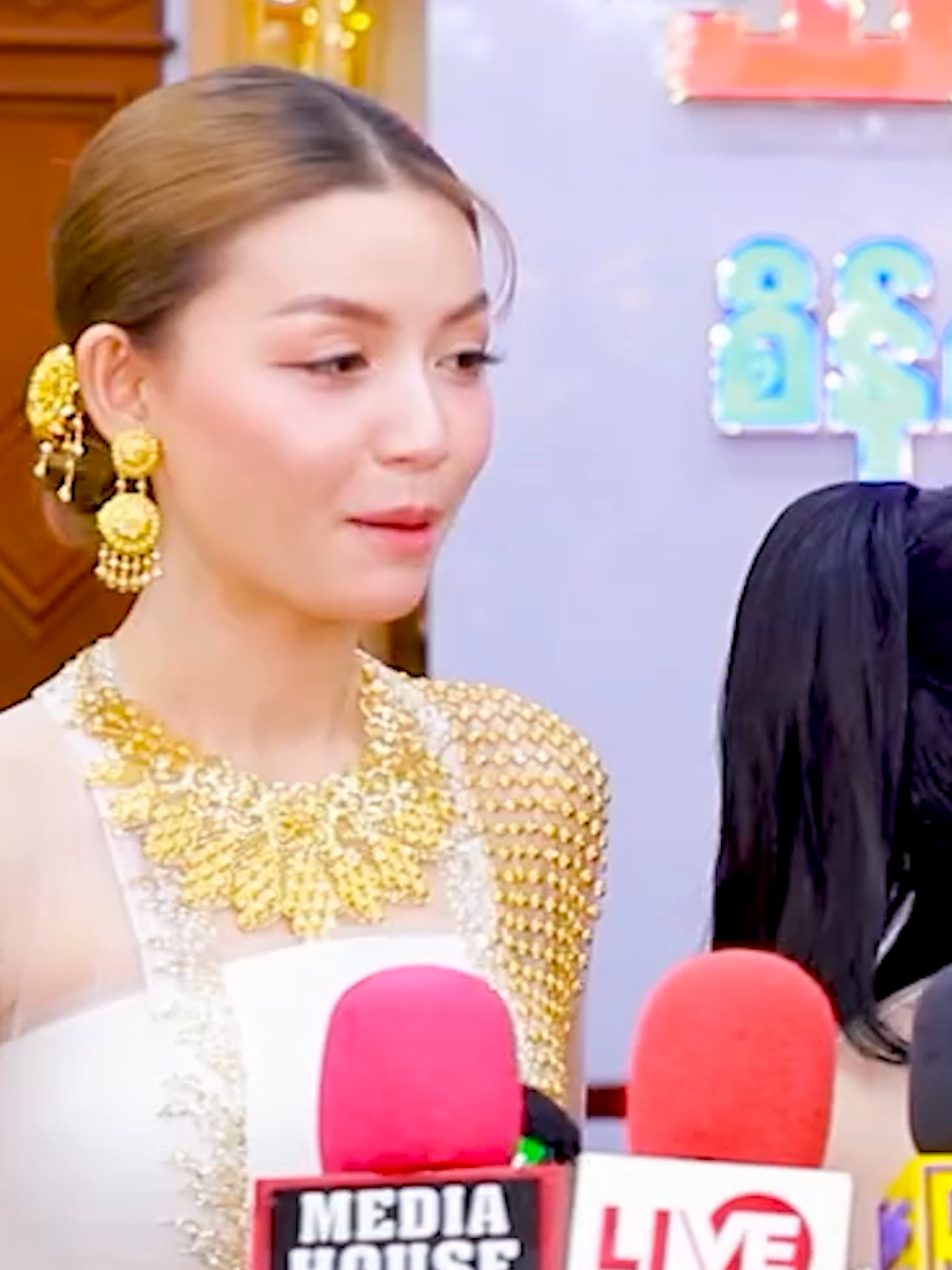 “ဖွေး” နဲ့ “ခေး”ကို အကုန်လိုက်ကျွေးတော့မယ့် “ဆွိ” #STUN_Magazine #စတန်း #Reels#STUN #Cele_Interview #Celebrity #ThiYiShweSinGold&Jewellery  #PhwayPhway #KhinWintWar #Sweet