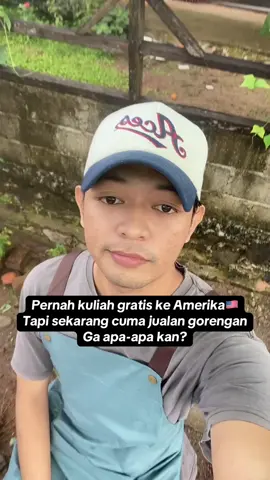 Sedih? Selayaknya manusia pasti pernah terbesit perasaan meratapi diri sendiri, tapi aku sadar banyak banget juga kesempatan berharga yang pernah aku dapatin, toh rezeki juga bukan melulu dalam bentuk uang. Punya teman dari seluruh Indonesia bahkan dunia juga rezeki luar biasa. 