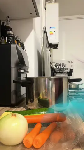 #cuisine  #soupe  #legume #pourtoi #dejeuner  la soupe de légumes 🫶😽🥕🥔🥒🧅🧄