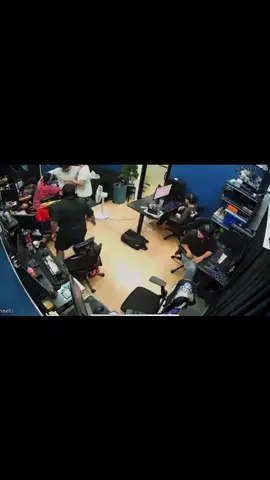 ทีมงานพี่ดิ๊วเค้าน่ารักกันจริงๆ ปล.คลิปแรกไม่เกี่ยวกับดราม่าล่าสุด  อย่าร้องเลยนะคนเก่ง #ohana #do #ดิ๊วohana #เป็นกําลังใจให้นะสู้ๆ 