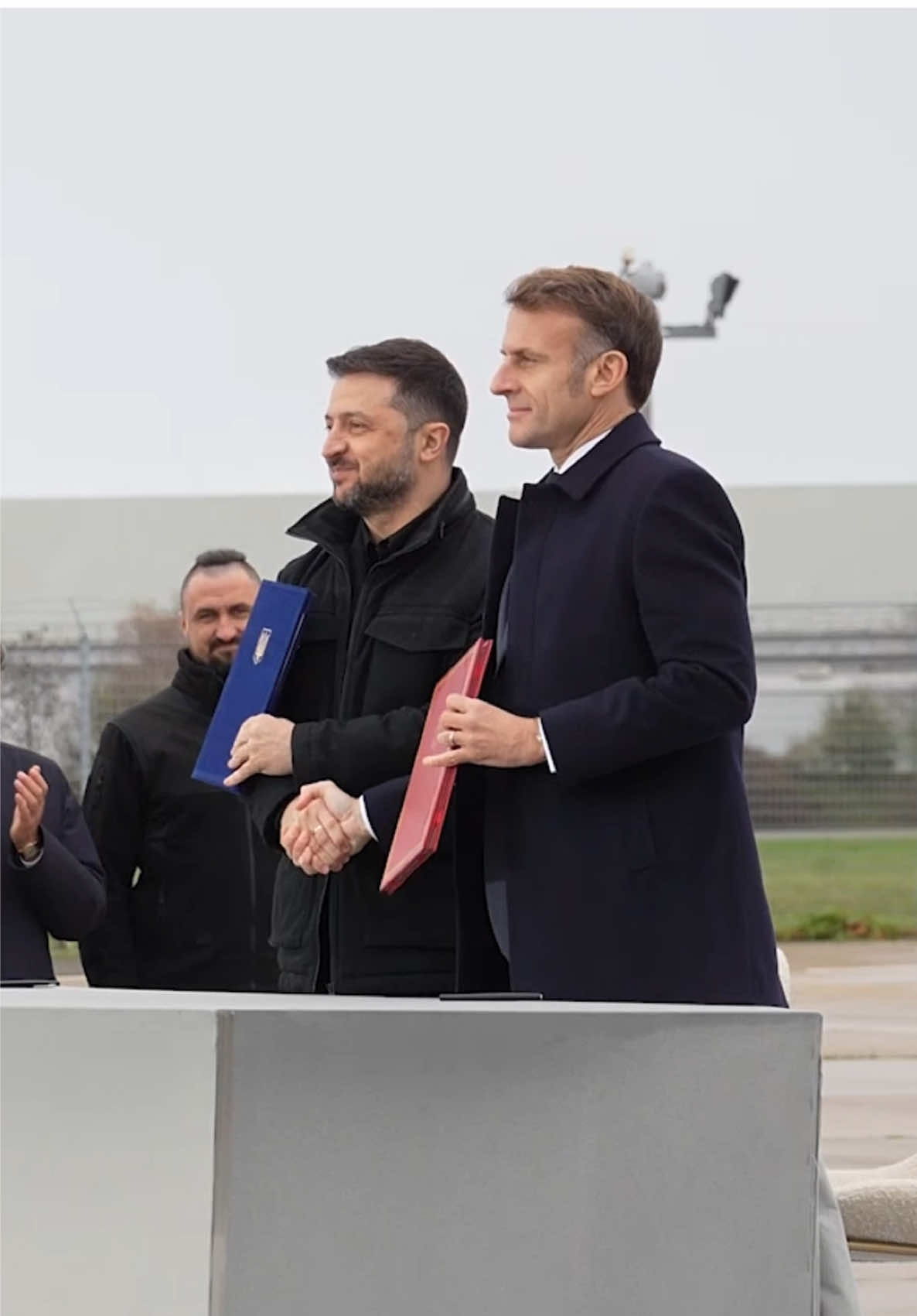 На військово-повітряній базі у Франції Володимир Зеленський та Емманюель Макрон підписали декларацію про наміри щодо співробітництва у сфері придбання Україною оборонного обладнання. Цей документ дасть Україні можливість придбати військове обладнання з французької оборонної промислової та технологічної бази для модернізації вітчизняних Збройних Сил.