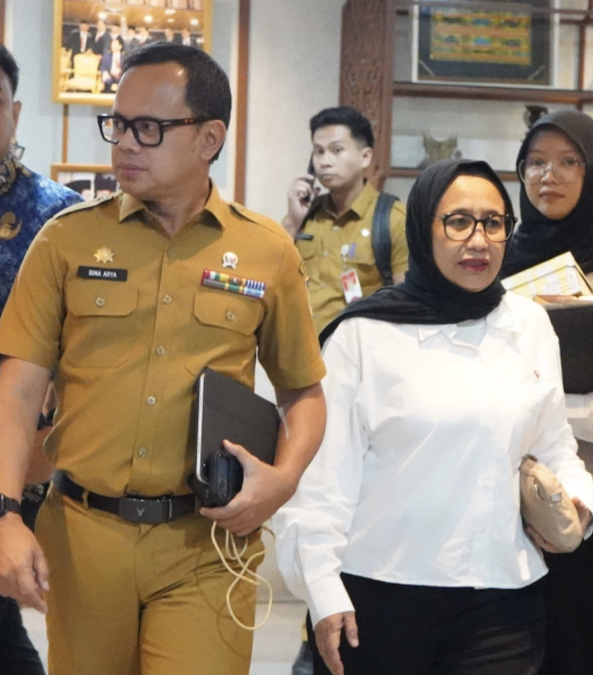 Senin pagi (17/11/2025) saya menghadiri Rapat Koordinasi Pengendalian Inflasi Daerah tahun 2025 yang dilaksanakan di Kementerian Dalam Negeri. Dalam kesempatan itu saya meminta Kemendagri menghimbau para Kepala Daerah agar menggerakkan masyarakat di wilayah masing-masing untuk bertani dan beternak.  Masyarakat di desa-desa bisa digerakkan untuk menanami sayuran dan buah di lahan-lahan kosong, serta memelihara ayam petelur dan pedaging. Sebab, gerakan ini bisa membantu penyiapan bahan baku pangan yang dibutuhkan program MBG, sehingga tidak menyebabkan inflasi pangan. Dalam Rapat yang digelar secara hybrid dan diikuti para Kepala Daerah itu, saya menjelaskan bahwa permintaan bahan pangan untuk program MBG terus meningkat. Hal ini seiring dengan penambahan jumlah SPPG yang beroperasi sehingga mengakibatkan kenaikan harga beberapa komoditas sayur, buah, telur dan daging ayam.  Kenaikan harga pangan salah satunya diakibatkan oleh penggunaan bahan baku oleh SPPG-SPPG. Padahal, saat ini telah tercatat sebanyak 15.211 SPPG terverifikasi dan 13.953 SPPG operasional dengan total 43 juta penerima manfaat MBG. Jumlah ini, akan terus bertambah, sehingga berpengaruh besar dalam penyerapan bahan baku dan harga komoditas di pasar.  Karena Program MBG punya andil besar dalam perubahan harga di pasar, BGN akan membuat kebijakan kepada SPPG berdasarkan kondisi bahan baku di daerah. Jika di suatu daerah harga komoditas jatuh, BGN akan menginstruksikan SPPG untuk menggunakan komoditas itu. Jika harga naik, SPPG diminta mengurangi penggunaan bahan itu. Untuk mengendalikan ketersediaan bahan baku, saya mendorong SPPG mendiversifikasi bahan baku dalam menu MBG. Saya juga meminta Kedeputian Sistem dan Tata Kelola BGN untuk mendorong diversifikasi MBG oleh SPPG-SPPG agar dapat menekan harga pasar, terutama di Bulan Desember, menjelang Nataru. Hal ini penting agar inflasi tetap terkendali. #fypage #bgn #kemendagri #indonesia #inflasi 