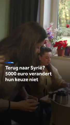 Nu de oorlog in Syrië is afgelopen, overwegen veel vluchtelingen om terug te gaan. Het kabinet wil dat aanmoedigen en verhoogt de vertrekpremie. Het gaat om 5000 euro per volwassene en 2500 euro per minderjarige. Mensen die terugkeren, krijgen daarnaast hun vliegreis betaald. #nieuws #nieuwsuur #syrië #vluchtelingen #azc #assad