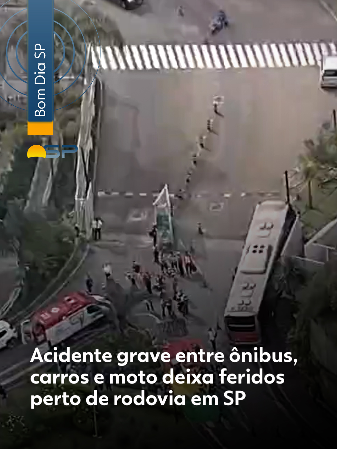 #SãoPaulo - Um acidente grave entre um ônibus, dez carros e uma moto na manhã desta segunda-feira deixou ao menos sete feridos perto da Rodovia Raposo Tavares, na altura do km 17 no sentido capital. O acidente foi no distrito Raposo Tavares, na Zona Oeste de São Paulo. Três lonas, nas cores vermelha, amarela e verde, foram estendidas pelos bombeiros no chão para fazer o atendimento dos feridos conforme a gravidade dos ferimentos. O ônibus perdeu o controle e acertou o portão de um condomínio grande às margens da rodovia. Leia mais no #g1 #g1local #raposotavares #tiktoknotícias