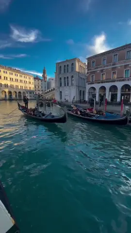 📍 VENICE - ITALY 🇮🇹  Venezia è una città unica al mondo, costruita su più di un centinaio di isole nel cuore della laguna veneta, nel nord-est dell’Italia. Al posto delle strade ha una fitta rete di canali, attraversati da oltre 400 ponti, tra cui il celebre Ponte di Rialto e il Ponte dei Sospiri. Il Canal Grande, la “via principale” della città, serpeggia tra palazzi storici e antiche dimore nobiliari. La città è celebre anche per la sua atmosfera romantica, le calli strette, i bacari , le gondole che scorrono lente lungo i canali e gli eventi culturali come il Carnevale di Venezia e la Biennale d’Arte. Fragile e preziosa, Venezia unisce storia, arte e mistero in un paesaggio che non ha eguali: un luogo che sembra sospeso tra acqua e cielo. #venezia #perte #trend  #virale #traveltok 