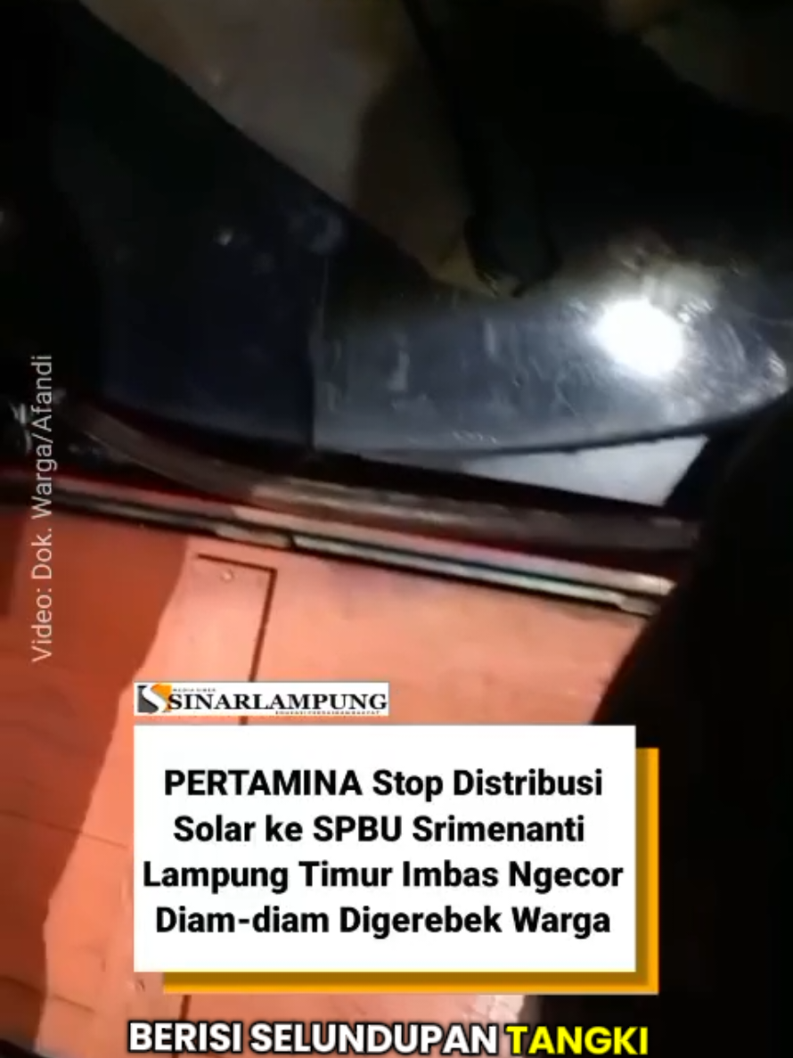 Bandar Lampung, sinarlampung.co - PT. Pertamina Patra Niaga Regional Sumbagsel memastikan sanksi tegas bagi SPBU yang terbukti melanggar. Kepada SPBU 24.341.128 Srimenanti, Lampung Timur, dilakukan pembinaan dan penghentian sementara penyaluran BBM jenis Biosolar dan Pertalite selama 30 hari. Warga Bandar Sribhawono Lampung Timur Geruduk SPBU Srimenanti, Temukan Truk Bermuatan Tangki Hitam Ngecor Solar Setelah Jam Operasional Pertamina Patra Niaga Regional Sumbagsel menegaskan komitmennya dalam menyalurkan Bahan Bakar Minyak (BBM) secara tepat sasaran serta memastikan ketersediaan energi bagi masyarakat berjalan dengan baik di wilayahnya. Area Manager Communication, Relations dan CSR Pertamina Patra Niaga Regional Sumbagsel, Rusminto Wahyudi, menyampaikan bahwa Pertamina telah menginstruksikan seluruh lembaga penyalur untuk mendistribusikan BBM subsidi sesuai aturan dan regulasi yang berlaku. Pertamina menunjukkan keseriusannya dengan langsung menindak SPBU yang terbukti melakukan penyalahgunaan BBM subsidi. “Pertamina telah melakukan pengecekan lapangan dan langsung memberikan sanksi tegas kepada SPBU 24.341.128 di Desa Srimenanti, Kecamatan Bandar Sribhawono, Lampung Timur, karena melakukan penyalahgunaan BBM jenis Biosolar,” kata Rusminto. Menurut Rusminto sanksi yang diberikan kepada SPBU tersebut berupa pembinaan serta penghentian sementara penyaluran BBM jenis Biosolar dan Pertalite selama 30 hari itu diambil sebagai upaya untuk memberikan efek jera agar seluruh SPBU mematuhi ketentuan penyaluran BBM subsidi. “Pertamina tidak segan memberikan tindakan tegas kepada lembaga penyalur yang terbukti melanggar aturan,” ujarnya. Dalam upaya memastikan pengawasan distribusi BBM subsidi berjalan optimal, Pertamina juga terus berkoordinasi dengan aparat penegak hukum (APH) serta pemerintah daerah setempat. Meskipun satu SPBU dikenai sanksi, Pertamina menjamin masyarakat tetap dapat memperoleh BBM. Sebagai alternatif, Pertamina memastikan BBM tetap dapat diperoleh di SPBU 24.341.13, yang berjarak sekitar 2,2 kilometer dari lokasi SPBU yang dikenai sanksi. Pertamina juga mengajak masyarakat untuk berperan aktif dalam pengawasan. Masyarakat dapat melaporkan apabila menemukan indikasi penyalahgunaan BBM subsidi melalui aparat terkait atau Pertamina Contact Center (PCC) 135. (Red) Baca berita selengkapnya di www.sinarlampung.co #ngecorviral #spbudigerebekwarga #solarsubsidi #SPBUSrimenanti #bandarsribawono 