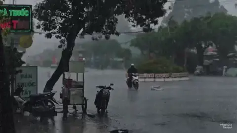 Những ngày mưa cuối mùa... Nhanh thật, thoắt cái đã gần hết năm. Những chuyện từng tưởng nặng nề, giờ khi nhìn lại cũng nhẹ hơn nhiều. Những cơn mưa cuối mùa rơi xuống như xoa dịu lòng người sau một quãng đường dài. Chỉ mong mọi nỗi buồn, mọi điều không trọn vẹn của năm cũ, theo những hạt mưa ấy mà lặng lẽ trôi đi… để bình thản đón những ngày cuối năm, và chuẩn bị bước vào 2026 nhẹ nhàng hơn... - #rachgia #angiang #chuyencuarachgia #kiengiang