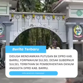 Puluhan Massa Aksi Forum Pemuda & Mahasiswa Hukum Sulawesi Selatan (FORPMAHUM Sulsel) menggelar aksi unjuk rasa di depan Kantor Gubernur Sulawesi Selatan, Senin (17/11/2025).  Massa mendesak Gubernur Sulsel segera menerbitkan Surat Keputusan (SK) pemberhentian seorang oknum anggota DPRD Kabupaten Barru berinisial RH. Dalam aksinya, massa membawa spanduk berisi tuntutan agar Gubernur Sulsel tidak melindungi oknum dewan yang diduga terlibat kasus asusila tersebut. Jenderal Lapangan FORPMAHUM Sulsel, Wildan Kusuma, mengatakan bahwa desakan itu merujuk pada Keputusan Badan Kehormatan DPRD Kabupaten Barru Nomor 1 Tahun 2025 yang merekomendasikan pemberhentian RH. “Gubernur wajib menindaklanjuti keputusan tersebut. Tidak ada ruang untuk intervensi,” ujar Wildan. Ia menjelaskan, sesuai ketentuan tatib DPRD Provinsi Sulsel, Gubernur harus menindaklanjuti keputusan pemberhentian  anggota DPRD paling lambat 14 hari setelah menerima keputusan resmi dan kemudian menyampaikannya kepada Menteri Dalam Negeri. Diketahui bahwa RH diberhentikan Oleh Badan Kehormatan DPRD Kab. Barru karena telah terbukti dalam sidang Badan Kehormatan melanggar sumpah/janji dan kode etik anggota DPRD dalam hal perbuatan Asusila. Sumber: https://anatomikata.co.id/diduga-mendiamkan-putusan-bk-dprd-kab-barru-forpmahum-sulsel-desak-gubernur-sulsel-terbitkan-sk-pemberhentian-oknum-anggota-dprd-kab-barru/