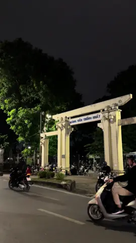 Thời gian nó ko xóa đi tất cả chỉ là nó làm mọi thứ trở nên củ kĩ mà thôi… @Hà Nội Về Đêm ❤️ #hanoivedem❤ #langthanghanoi #nhachaymoingay #xuhuong2025 