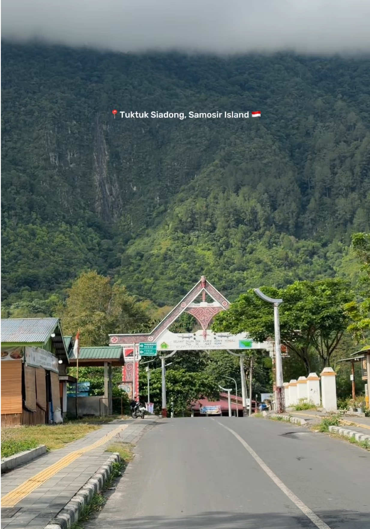 Kalau dikasih kesempat tinggal di kawasan ini, kamu mau atau tidak? - Private Trip Danau Toba? DM atau WA +6281930336617 #samosir #danautoba 