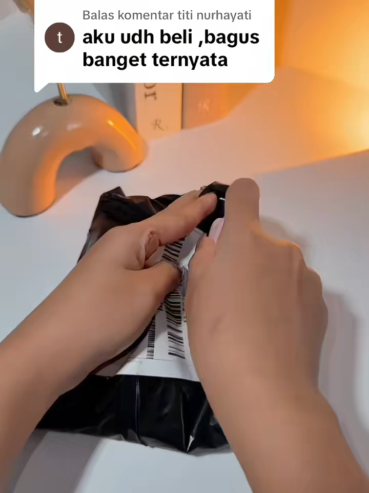 Membalas @titi nurhayati secakeup itu😍 #lipstik #lipstikviral #lipstikmurah #lipstikmatte #lipstikwaterproof #lipstikantiair #lipstiktahanlama #hanasui #hanasuinextlevel #fyp #fypviralシ