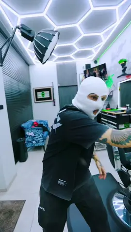 Pasikeisk savo šukuoseną pas mus! Registruokis internetu FADEHOOD.LT arba telefonu +370 658 40523 🇱🇹🥷 Dirbame visomis savaitės dienomis nuo 10:00 iki 21:00 ⏰ 📍 Adresas: Jonavos g. 37, Kaunas