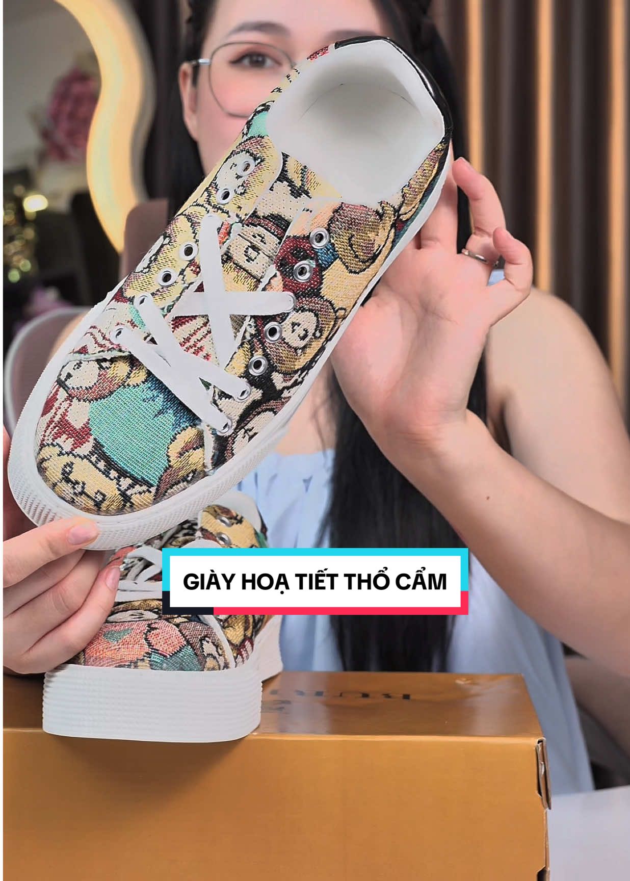 Giày họa tiết thổ Cẩm 