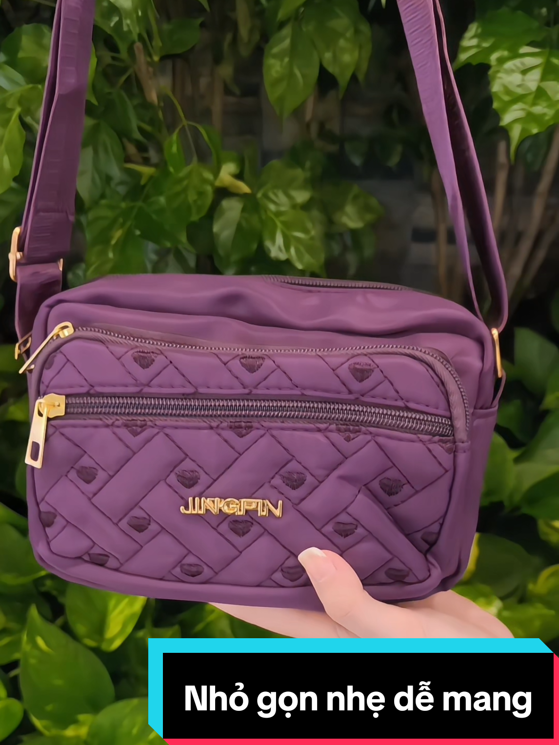 “Túi mini đeo chéo tiện lợi, Kiểu dáng xinh xắn, dễ phối đồ, đi chơi hay đi làm đều hợp 👜✨ Ai mê túi nhỏ chắc sẽ thích ngay!” #tuideocheo #tuinhoxinh #tuixachnu #TiktokShop #ootdfashion 