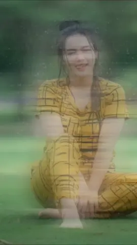 #ratu_ayam  sedang menikmati hujan yang turun dari langit 