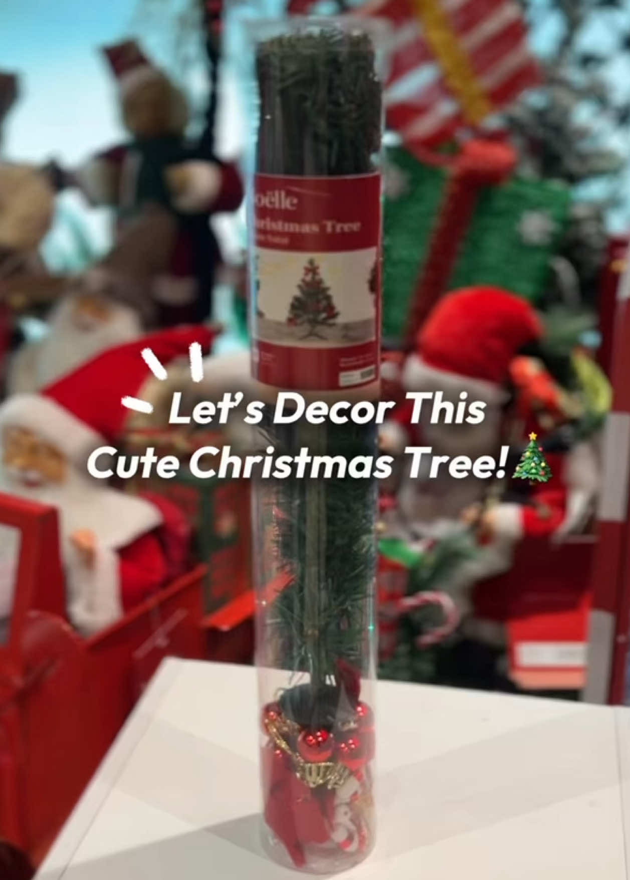 ✨Noelle Dekorasi Meja Pohon Natal✨ ini pas banget jadi pusat perhatian pajangan Natal di ruang tamu kamu! 😍 🛒Checkout pohon natalnya di link bio no.185 ya🧡💙 #ruparupa #OmniChannel #DekorasiNatalUntukMeja #PohonNatalAesthetic #PohonNatalDIY