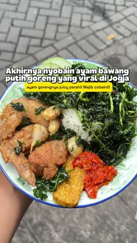 Akhirnya nyobain ayam bawang putih goreng yang lagi viral di Jogja! Ini mantep banget sih ayam gorengnya, juicy parah!!! Yang jelas bawangnya banyak. Namanya @lamaknyoo_ lokasinya di depan FT UNY. Selain ayam goreng bawang putih, kamu wajib cobain dendeng balasonya. Enak, empuk, lembut dan yang jelas bikin pengen nambah nasi. Kuy agendain kesini. Kalau mager kesini bisa juga pesan via ojol. 🏠 Lamaknyoo (@lamaknyoo_) 📌 DEPAN FT UNYT, Gg. Anyelir No.9, Sleman, Yogyakarta 💰 cek harganya di  @Daftar menu jogja #dmj_lamaknyoo #masclink #masclink_kulineran #lamaknyoo
