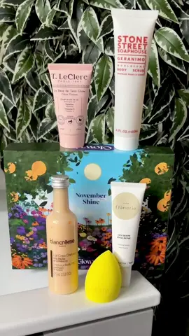 ✨ November Blues Shine ✨ Ce mois-ci, on dit bye bye à la grisaille et hello au glow ! 💙✨ J’ai reçu la nouvelle @Glowria Box Beauté✨ de Novembre et… franchement ? C’EST UNE PÉPITE. Dans cette box : 5 produits FULL SIZE (oui oui, aucun échantillon 👀) pour une vraie routine cocooning, le tout à partir de 16,50 € pour une valeur de 127 € ! Autant dire que c’est le plan beauté du mois. 🧴 Ce que contient la box : ✨Base de Teint Glow – T.Leclerc ✨Sérum Radiance à l’Acide Hyaluronique – Flânerie ✨Lait Corps Pêche & Abricot – Blancrème ✨Gel Douche Gommant Géranium – Stone Street Soap House ✨Beauty Blender Jaune – Glowria Une routine complète qui sent bon, qui hydrate, qui illumine… bref, de quoi survivre au November Blues avec STYLE ✨🍑💛 Quel produit de la box vous attire le plus ce mois-ci ?  Collaboration commerciale  #produitsdebeautés #NovemberBluesShine #BoxBeaute2025 #FullSizeOnly #beautyaddictfr 