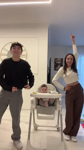 Non potrà dire che si annoia con mamma e le zie🤣