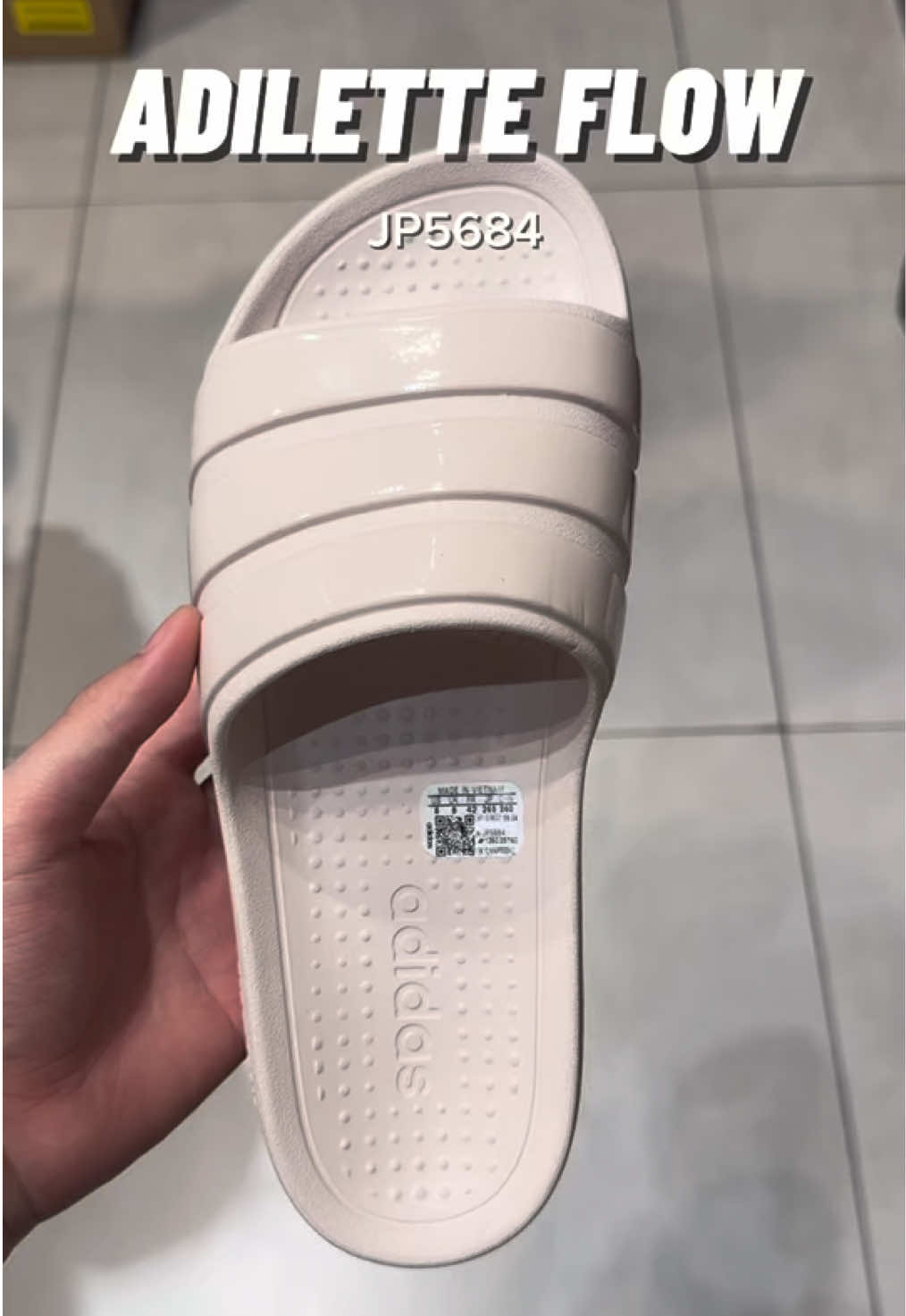 ✨ Siêu nhẹ, siêu êm, siêu trendy. 👟 Đi Adilette Flow là cảm giác như đi trên mây ☁️ Mix đồ cực dễ, từ shorts đến jeans hay đồ thể thao 🩳👖  Đừng bỏ lỡ, click ngay để sở hữu đôi dép này nhé! 🔥 #AdiletteFlow #AdidasVN #DepTrendy #OOTD2025 #review 