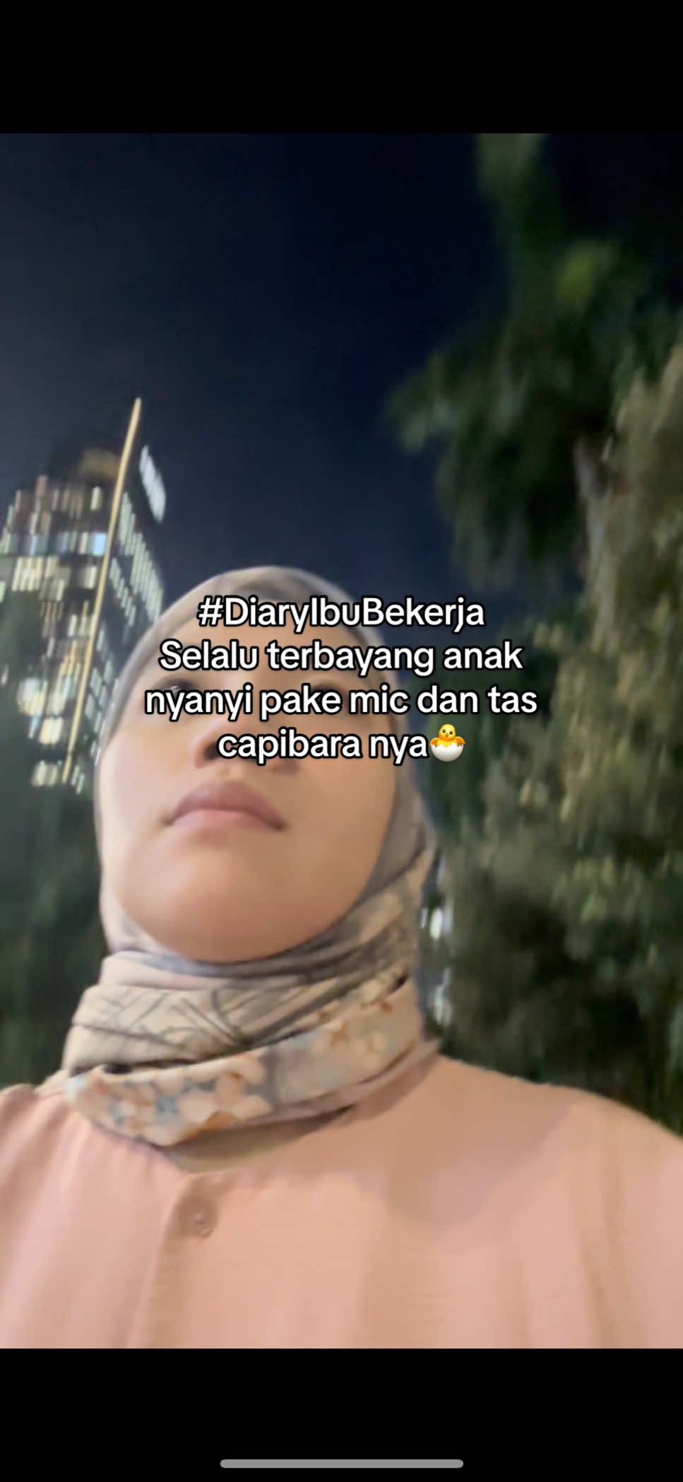 Kadang ibu pulang kerja sambil nahan air mata… bukan karena capek, tapi karena kangen kamu sepanjang hari. Terbayang kamu nunggu sambil nyanyi pakai mic kecilmu, dan peluk tas capybara yang selalu kamu bawa. Ibu kerja, tapi hati ibu selalu tinggal sama kamu. ❤️ #diaryibubekerja #workingmom #motherhood #anak #momstruggles 