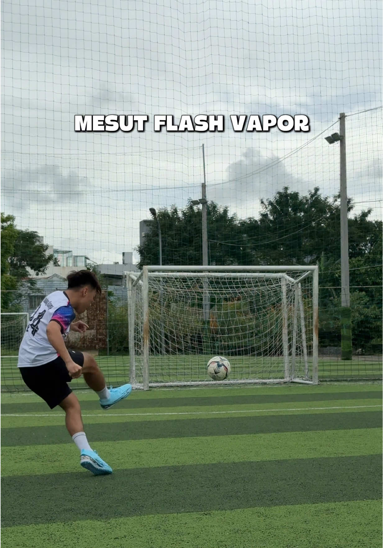 Mesut Flash Vapor trên chân #tkhangsport #khangbangiay #sportsontiktok #giaybongda #bongda 