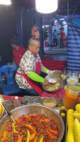 #เจ้แดงยํากะละมังแตก  ยำมะม่วงเคาะกะละมัง เคาะจนกะละมังแตก เจ๊แดงพึ่งกลับมาขายนะคับบ้านแกโดนไฟไหม้ #งานกาชาดวังน้อย 