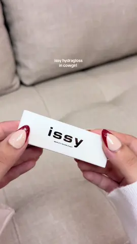 obsessed with this lipgloss✨ #fyp #issycosmetics #issyhydragloss
