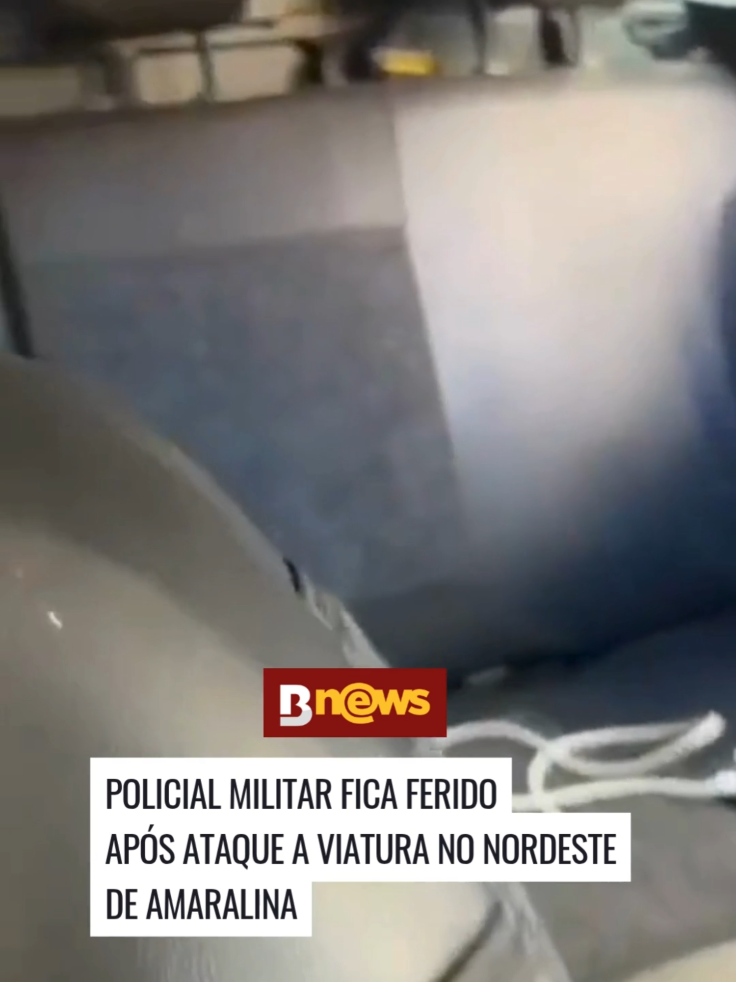 🚨Uma viatura da Polícia Militar foi alvejada e um policial ficou ferido por estilhaços durante uma troca de tiros na tarde deste domingo (16), no Complexo do Nordeste de Amaralina, em Salvador. De acordo com a PM, os agentes avistaram dois homens em uma motocicleta e deram ordem de parada, mas a dupla fugiu, iniciando uma perseguição. Ao entrar na Rua Coreia do Norte, a guarnição foi recebida a tiros por suspeitos que davam cobertura aos ocupantes da moto. Um disparo atravessou o para-brisa e perfurou o vidro traseiro da viatura. Um policial foi atingido pelos estilhaços, mas passa bem. Os suspeitos fugiram, mas a motocicleta utilizada na ação foi apreendida. A ocorrência foi registrada na DRFRV. 🎥Divulgação #Salvador #NordesteDeAmaralina #PolíciaMilitar #SegurançaPública #ViolênciaUrbana #Bahia #Notícias #Ocorrência #Brasil #MicheleAndrade