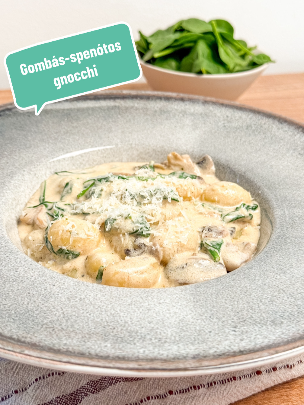 Gombás-spenótos gnocchi, ami levesz a lábadról! 😍 Krémes, tejszínes szósz, puha gnocchi, pirított gomba és friss spenót, tökéletes párosítás! Hozzávalók a kommentben 👇 #fyp #recept #sobors #ebédrecept #gombásgnocchi #egytálételek
