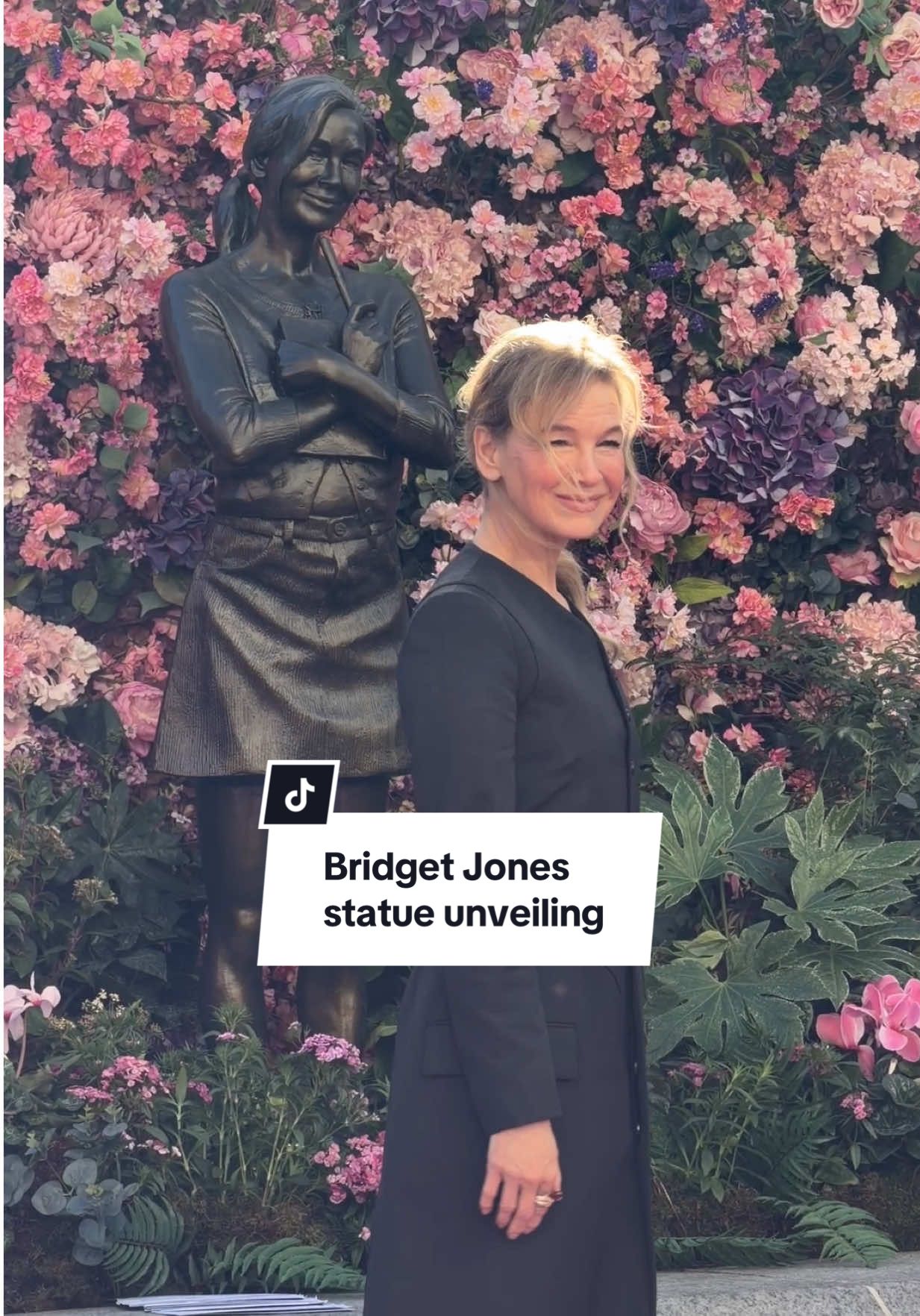 Renée Zellweger unveils #bridgetjones statue in London!   