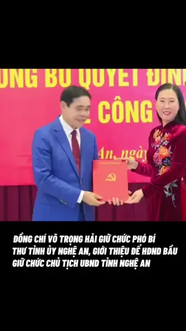 Chiều 17/11, Tỉnh ủy Nghệ An tổ chức lễ công bố Quyết định số 2525-QĐNS/TW, ngày 14/11/2025 của Ban Bí thư Trung ương Đảng về công tác cán bộ. Ông Võ Trọng Hải - Phó bí thư Tỉnh ủy, Chủ tịch UBND tỉnh Hà Tĩnh - được Ban Bí thư điều động, chỉ định tham gia Ban Chấp hành, Ban Thường vụ và giữ chức Phó bí thư Tỉnh ủy Nghệ An nhiệm kỳ 2025-2030; đồng thời giới thiệu ông Võ Trọng Hải để bầu giữ chức Chủ tịch UBND tỉnh Nghệ An. #hatinh #nghean #votronghai #fyp