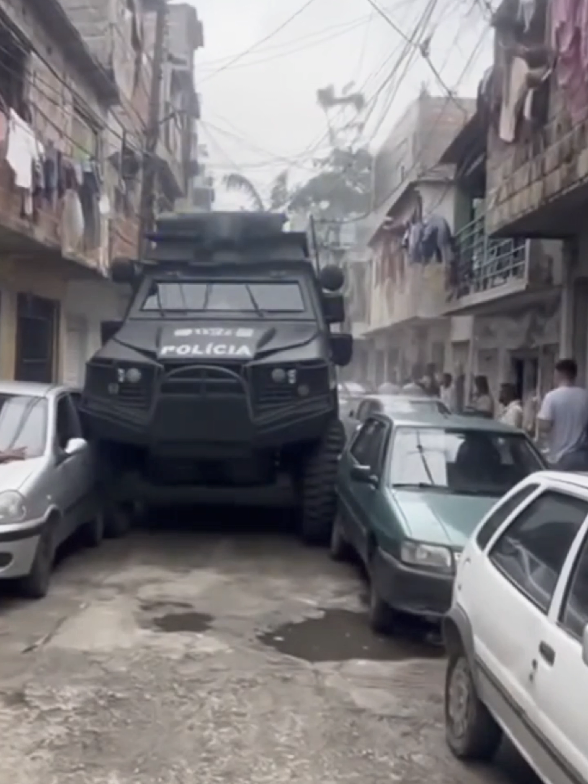 😱 caveirão da polícia passa por cima do carro de um morador. #fyp #civil 