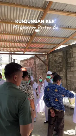 KEGIATAN PENGAWASAN TERPADU PELAKSANAAN KEGIATAN SPPG DI WILAYAH KECAMATAN PEUKAN BADA KAB ACEH BESAR A. Pada 17 November 2025 telah dilaksanakan kegiatan pengawasan terpadu yang dilakukan Muspika Peukan Bada dan Instansi Terkait terhadap SPPG yang berlokasi di Jalan Cut Nyak Dien KM 6,5 Desa Rima Keunereum Kec Peukan Bada dari Yayasan Meupakat Bangun Nanggro yang melayani MBG bagi penerima manfaat di wilayah Kec Peukan Bada Kab Aceh Besar.  B. Kegiatan tersebut di ikuti oleh : 1. Sekcam Peukan Bada Bpk Rusdi S.Ag 2. Danramil 10/PB, Lettu Inf Mahyuzat  3. Waka Polsek Peukan bada Ipda Hardian S 4. Perwakilan BGN Pusat RI. Bpk Junpirio C 5. Kapuskesmas Peukan Bada Bpk Burhannudin Skm 6. Kapuskesmas Lam Pisang Marlina Skm 7. Koorwil BGN Kabupaten A. Besar. Bpk Faisal Akbar 8. Kepala SPPG Kec Peukan Bada Bpk Mahlil 9. Perwakilan Yayasan Maupakat Bangun Nanggro Bpk M Reza  10. Kepala SPPG Desa Rima Keunereum Bpk Khairul Rizal S. TP C. Kegiatan menitik beratkan kepada : 1. Kesehatan SPPG baik Menu dan Lingkungan Kerja. 2. Tepat sasaran kepada Penerima Manfaat. 3. Distribusi MBG yang tepat waktu serta pengemasan yang higienis. 4. Pengolahan limbah yang baik sehingga tidak berdampak kepada lingkungan sekitar. 5. Keharmonisan keberadaan SPPG dengan masyarakat sekitar. 6. Koordinasi yang baik dengan Instansi terkait sebagai upaya pencegahan dan penanganan permasalahan yang muncul. Kegiatan selesai pada pukul 11.00 Wib dalam keadaan aman dan lancar. Demikian dilaporkan.