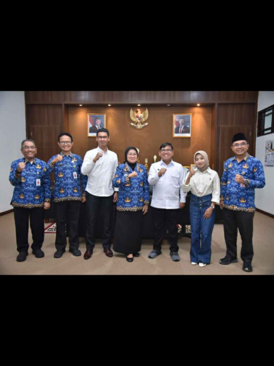 Dapur MBG Tanuharjo Alian Jadi Pilot Project Pengelolaan Dapur Makan Bergizi Gratis oleh Badan Gizi Nasional KEBUMEN – Kabupaten Kebumen ditunjuk oleh Badan Gizi Nasional (BGN) sebagai salah satu lokasi pilot project (percontohan) pengelolaan Dapur Makan Bergizi Gratis (MBG). Penunjukan ini menandai kepercayaan pemerintah pusat terhadap Kebumen dalam menyukseskan program penyediaan makanan bergizi. Adapun dapur MBG percontohan di Kebumen ini berlokasi di Desa Tanuharjo, Kecamatan Alian. Selain Kebumen, daerah lain di Indonesia yang juga mendapat pilot project serupa adalah Jambi dan Banjar. Staf BGN, Arif Nur Rakhman, didampingi Fahmi Idris, menjelaskan bahwa saat ini mereka masih menantikan proses serah terima aset dari Kementerian Pekerjaan Umum dan Perumahan Rakyat (PUPR) kepada BGN. 