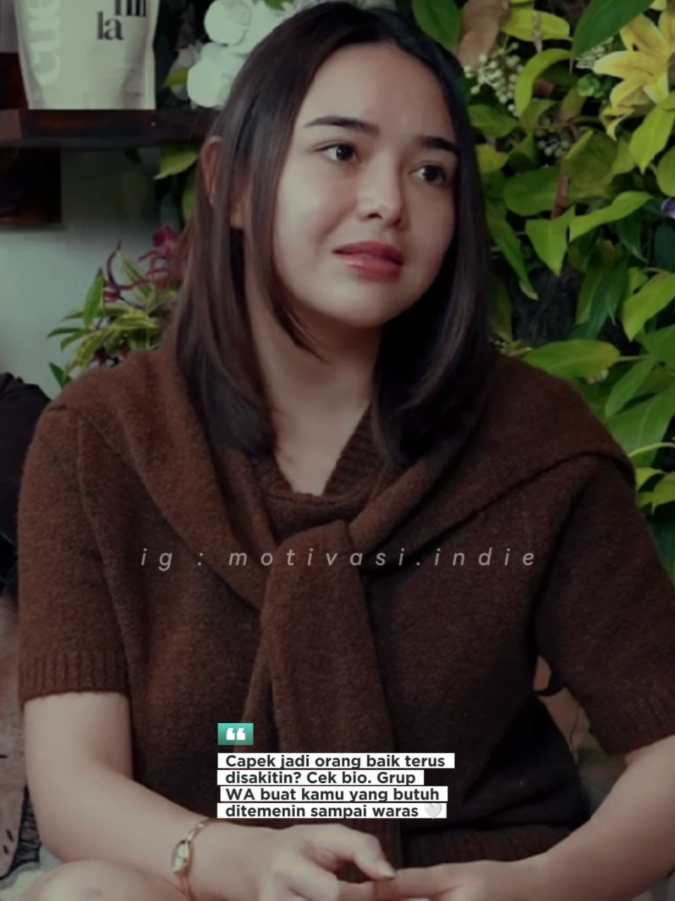 Pernah nggak sih bantu orang sepenuh hati…   tapi dibalas dengan cerita jelek tentang kita ke orang lain?   Kayak… kok bisa ya? 😶 Amanda Manopo bilang,   “Aku mah gitu doang… yaudah, ikhlas aja.”   Dan jujur… itu sakit tapi juga dewasa banget. Tapi please ya, jangan jadi orang yang kayak gitu.   Kalau ada yang tulus bantu kamu, jangan balas dengan luka.   Kita semua lagi berusaha waras di dunia yang kadang nggak adil.   Jadi yuk… jadi tempat aman buat satu sama lain 🤝 Kalau kamu relate,   dan lagi capek sama orang-orang yang cuma datang pas butuh,   terus ninggalin pas udah nggak perlu…   ada tempat buat kamu kok. 📲 Di bio ada WA Grup Temenin Sampai Waras Mental   Gratis. Nggak dihakimi. Nggak sendirian lagi.   Cek aja pelan-pelan… kalau kamu ngerasa ini buat kamu 🌻#podcast #amandamanopo #dennysumargo #motivasi #motivasiindie 