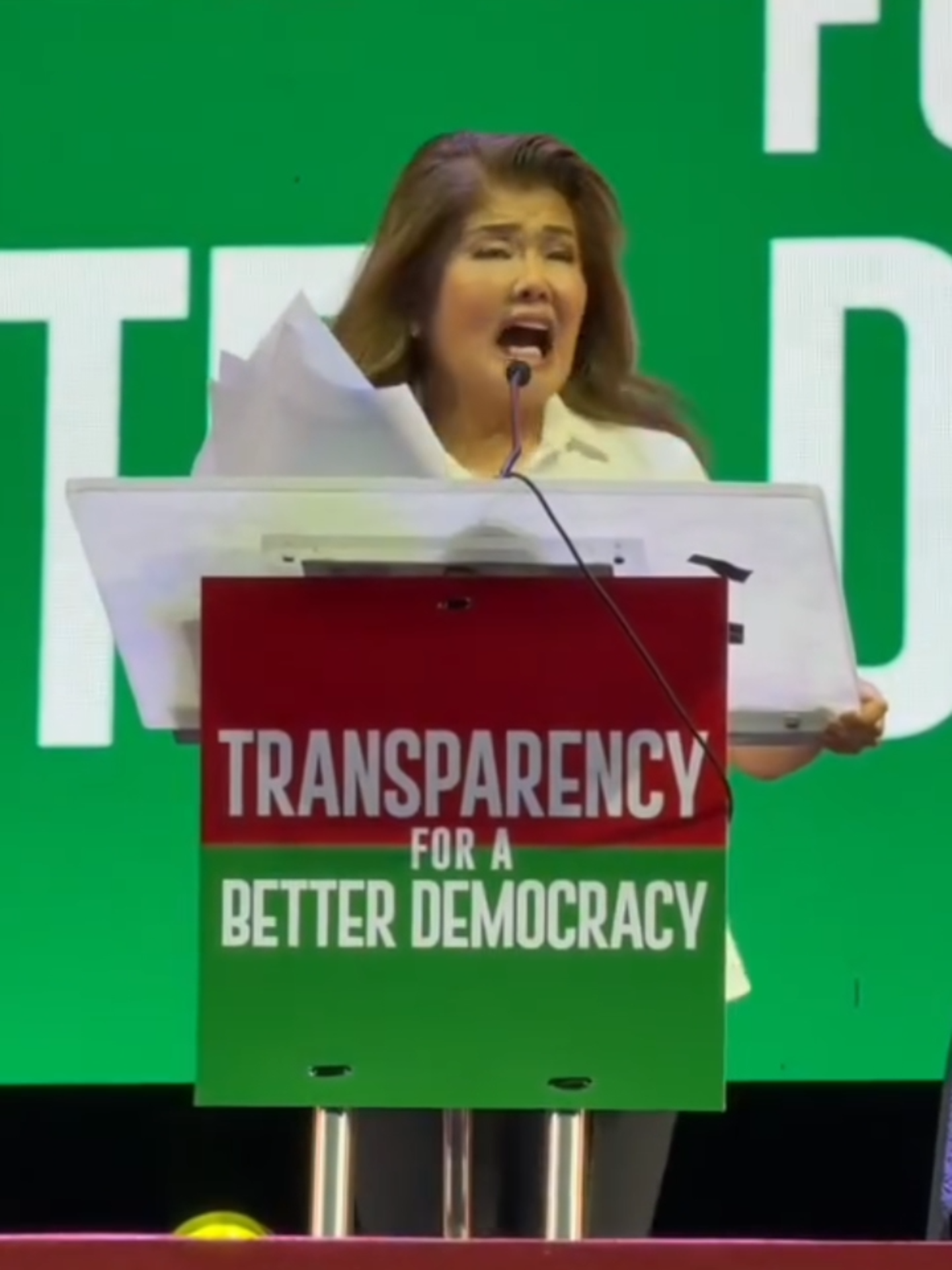 WATCH: Sen. Imee Marcos, sinabing gumagamit umano ng drugs ang kapatid na si Pres. Bongbong Marcos at asawa nitong si First Lady Lisa Marcos.  Ipinahayag ni Imee ang mga alegasyon sa ‘Rally for Transparency and a Better Democracy’ na inorganisa ng Iglesia ni Cristo.  Sinisikap pa ng GMA na kunin ang pahayag ng Palasyo.  📸: Sen. Imee Marcos
