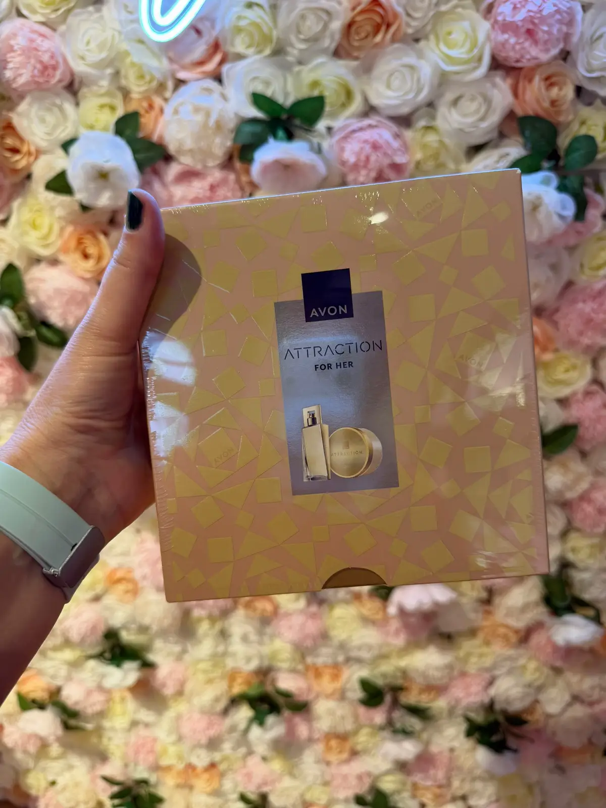 Cadouri deosebite cu parfumuri emblematice, perfecte pentru persoana speciala care aduce strălucire fiecarui moment. Descoperă un set elegant creat pentru a amplifica feminitatea si magnetismul. Combinatia dintre o apa de parfum rafinată si o crema hidratanta parfumata lasă pielea catifelata, strălucitoare si învăluită in arome irezistibile pe tot parcursul zilei. Set Atraction 133 lei  Ce contine setul: Apa de parfum Attraction | 50 ml – o compozitie moderna cu accente fructate si calde, conceputa pentru a atrage si a ramane memorabila. Crema hidratanta parfumata | 200 ml – textura catifelata care patrunde rapid in piele, oferind hidratare confortabila si intensificand aroma parfumului. Cutie de cadou – ambalaj premium, gata de oferit, ideal pentru orice ocazie speciala. Note olfactive: Note de varf: sirop de pere Note de mijloc: mosc magnetic Note de baza: pudra catifelata de tonka Acordul cremos de tonka se impleteste cu prospetimea suculenta a perelor, in timp ce moscul magnetic adauga profunzime senzuala si persistenta. De ce iese in evidenta: Duo armonios: crema intensifica si prelungeste siajul apei de parfum. Rutina simpla, efect maxim: hidratare si parfum intr-un singur ritual. Cadou impecabil: prezentare eleganta, pregatita pentru a fi oferita. Înscrie-te în echipa Avon! Aplica aici pentru cont Avon 👉 .                                         https://arp.avon.com/prp/RO/ro/ContAvon ✅Link catalog online https://bit.ly/CatalogOnlineAvon 🛒🛒       Comanda online fără cont Avon aici  👉  https://bit.ly/ShopAvonCosmetics