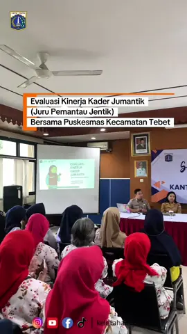 Peran Krusial Kader JUMANTIK: Apa yang Dievaluasi? 🦟 Evaluasi kinerja Kader JUMANTIK tidak hanya melihat jumlah rumah yang dikunjungi, tetapi juga kualitas edukasi dan ketelitian pemeriksaan. Tugas Utama yang Dievaluasi: 1. Akurasi Pemeriksaan: Seberapa tepat JUMANTIK mengidentifikasi dan mencatat temuan jentik. 2. Edukasi Warga: Seberapa efektif JUMANTIK mengedukasi warga tentang cara memberantas sarang nyamuk (3M Plus). 3. Pencatatan Data: Kelengkapan dan ketepatan data ABJ yang dilaporkan. Hasil evaluasi ini menjadi panduan untuk melatih dan memperkuat kemampuan kader. Ingat, JUMANTIK adalah mata kita di lapangan, namun kebersihan tetap tanggung jawab kita bersama. Dukung JUMANTIK dengan selalu membuka pintu dan menerapkan 3M Plus! Terimakasih para kader Jumantik Kelurahan Bukit Duri🫶🏻 #JumantikEdukasi #Evaluasi #KesehatanMasyarakat #KerjaSamaWarga #LawanNyamuk