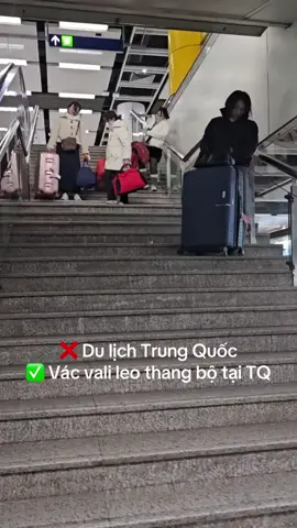 Chuyển k.i.ế.p tại Trung Quốc K.i.ế.n nạn vác vali leo thang bộ từ Thượng Hải sang Bắc Kinh. Điều mà các blogger du lịch ít nói cho bạn biết Đi du lịch Trung Quốc tự túc, thà đi xa hơn chứ say no với vác vali leo cầu thang 🥲 #dulichtrungquoc #beijing #shanghai 
