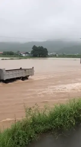 Xe tải bị quấn trôi #xuhuong #fyp #nước #lũlụt #lũ 