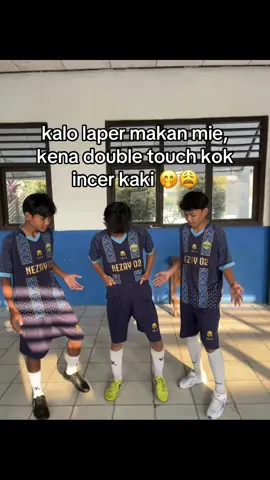 aduh” 🤭 #nezaytwo #fyppppppppppppppppppppppp #trio #doubletouch #futsal 
