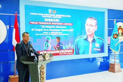 Gubernur Lampung Buka Pekan Pendidikan Wartawan, Tekankan Pentingnya Integritas di Era AI.  Bandar Lampung - Gubernur Lampung, Rahmat Mirzani Djausal membuka Pekan Pendidikan Wartawan Lampung yang digelar di Aula Lantai 3 Balai Wartawan H. Solfian Akhmad, Kantor PWI Lampung, Senin 17 November 2025. Kegiatan ini diawali dengan diskusi bertema 