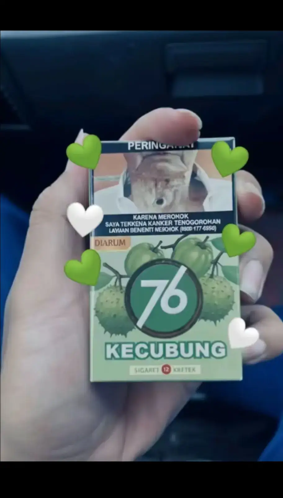 CARA MEMBUAT MARTABAK TELUR Bahan-bahan untuk kulit martabak: 100 gram tepung terigu ½ sendok teh garam 75 ml air atau secukupnya 2 sendok makan minyak goreng 500 ml minyak goreng untuk merendam adonan Minyak goreng untuk menggoreng martabak secukupnya Bahan untuk isian martabak: 200 gram daging sapi cincang 1 buah bawang bombay, cincang halus 4 siung bawang putih, cincang halus ½ sendok teh lada bubuk 2 sendok teh garam 1 sendok teh gula 5 butir telur ayam atau telur bebek 4 batang daun bawang, iris kasar 3 sendok makan minyak goreng Bahan pelengkap: Acar timun Cabai rawit, potong-potong Cara membuat: Campurkan tepung terigu dan garam, perlahan tuang air sambil terus uleni adonan hingga kalis. Tambahkan 2 sendok makan minyak goreng, uleni kembali adonan hingga tidak lengket. Bagi adonan menjadi dua bagian bulatkan dan simpan dalam mangkok berisi minyak. (Setelah digunakan untuk merendam adonan, minyak goreng masih bisa digunakan untuk memasak menu lainnya). Selanjutnya buat isian: Panaskan minyak goreng untuk menumis secukupnya, tumis bawang bombay dan bawang putih hingga harum. Masukkan daging cincang, tumis hingga daging matang. Bumbui dengan lada bubuk, garam, gula, serta masukkan sebagian daun bawang, tumis sebentar hingga bumbu rata dan daun bawang mulai layu. Tiriskan. Di wadah lainnya, masukkan semua telur ayam, sisa potongan daun bawang, dan tumisan daging cincang (pastikan daging sudah tidak panas), kocok lepas hingga semua bahan tercampur rata dengan telor. Setelah adonan martabak direndam minyak selama kurang lebih satu jam, ambil satu adonan dan pipihkan menggunakan tangan atau rolling pin hingga tipis dan lebar. Panaskan minyak di teflon lebar namun jangan terlalu banyak (hindari minyak terlalu banyak sehingga bisa merendam adonan), kemudian masukkan dan bentangkan adonan yang telah tipis di atas minyak panas. Masukkan setengah bagian dari isian martabak yang telah dibuat sebelumnya, dan lipat kulit martabak dari bagian atas, kiri, kanan, serta bawah seperti melipat amplop hingga semua isian martabak tertutup adonan. Goreng hingga kulit martabak berubah warna dan renyah, dan balik martabak agar kedua sisi martabak matang merata. Setelah seluruh sisi martabak matang, tiriskan dan ulangi langkah yang sama pada 1 bagian adonan martabak sisanya dan dua porsi martabak telur ala rumahan siap disajikan bersama acar timun dan cabai sebagai pelengkap.