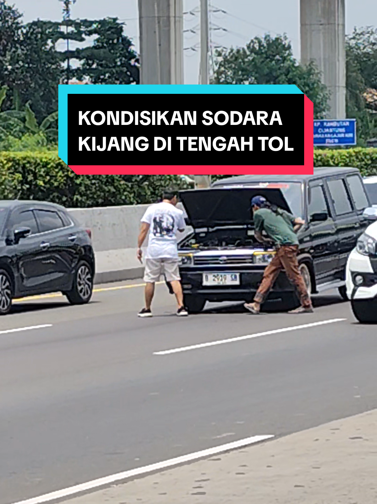 Om @ekosusantoekosusanto Mengkondisikan unit kijang di tengah tol, meski taruhan nyawa, alhamdulillah Allah SWT melindungi kami.  Teruslah kita sebarkan virus2 kebaikan karena Lillah.  #tknjakarta  #tkn #toyotakijangnusantara  #singkirkanperbedaansatukantujuan 
