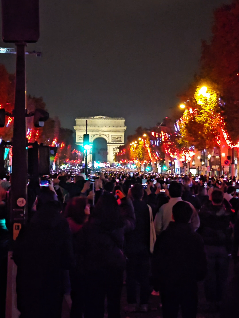 And just like that, Christmas officially arrived in Paris tonight. ✨ The Champs-Élysées lit up for the first time this season, with the new 2025 sound-and-light show glowing across the entire avenue last night. Watching the trees light up together felt like the real start of winter in the city. 📍 Champs-Élysées, Paris 🎄 Illuminations: from 16 November, every evening through the holidays #champselysees #noël #christmasinparis #parischristmas #paris 
