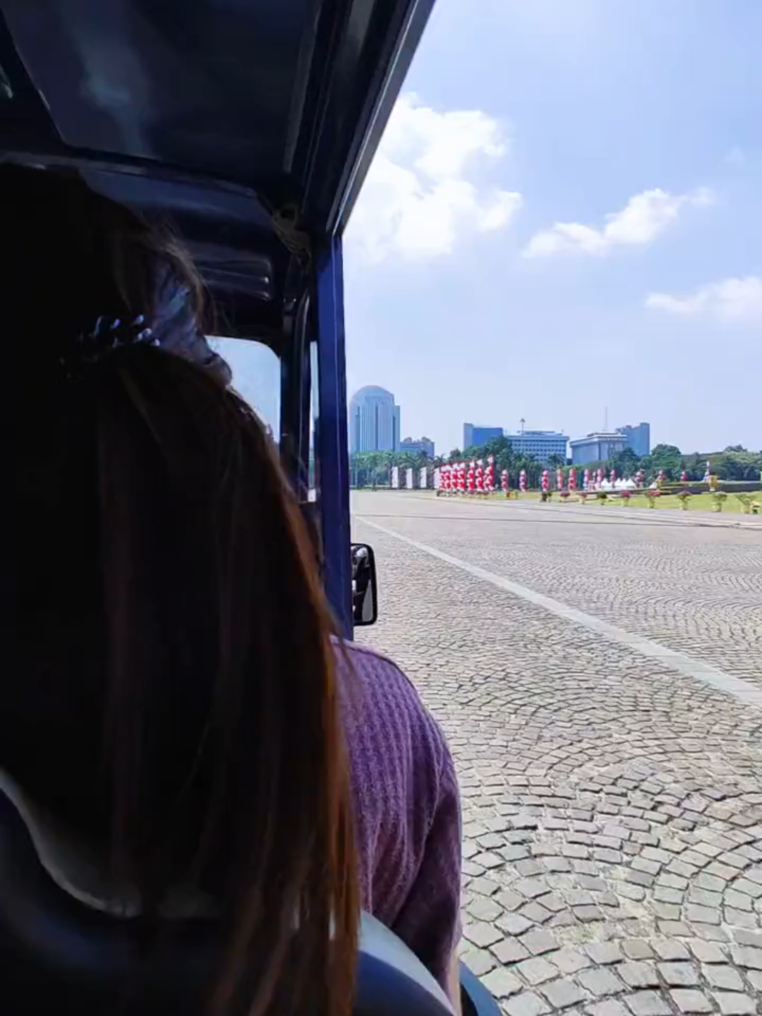 video saat bulan Agustus , bisa buat bahan prank dan story kalian  vibes monas di siang hari dengan kereta wisata nya . selamat menikmati kerinduan dan keindahan  #fyp #viral #estetik #trending #tiktoktravel #JalanJalan #jakarta #monas