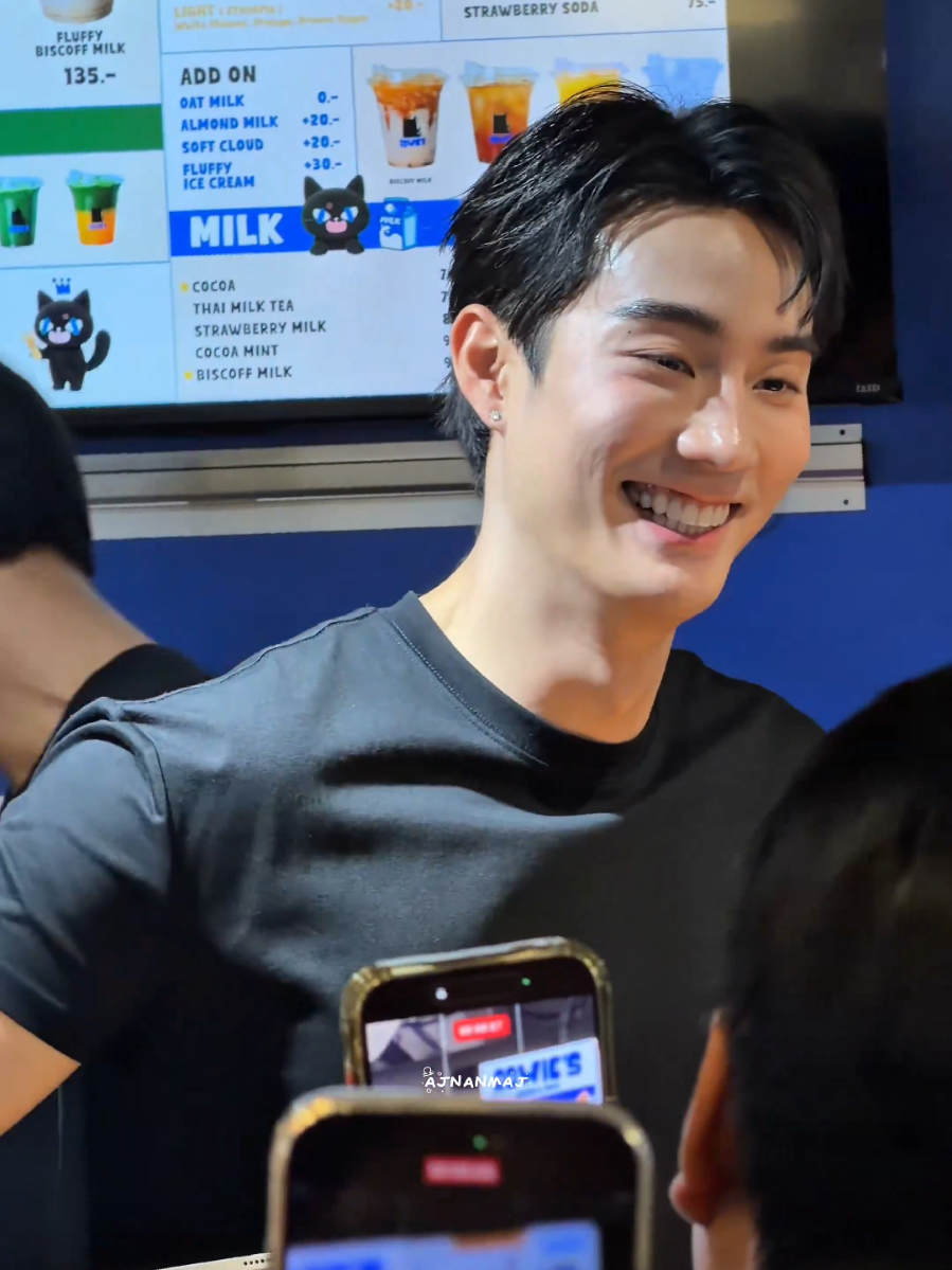 ผมชอบผู้ชายหล่อมากกกก และนิสัยรวยครับวาสนาบุ๊คจริงๆ💸💸✨️🫳 #fforce_ #ฟอสบุ๊ค #ฟอสจิรัชพงค์  #RowiesCoffee 